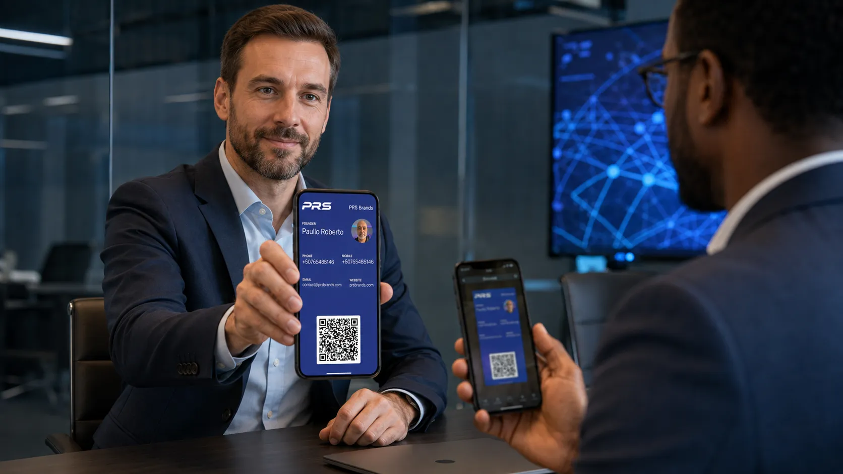 Ejecutivo compartiendo su tarjeta de presentación digital desde el teléfono